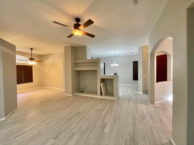 Building Photo - 686 W Del Rio St