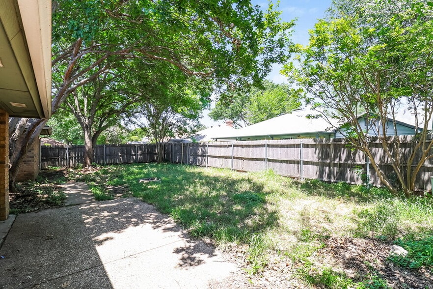 Building Photo - 4900 Barberry Dr