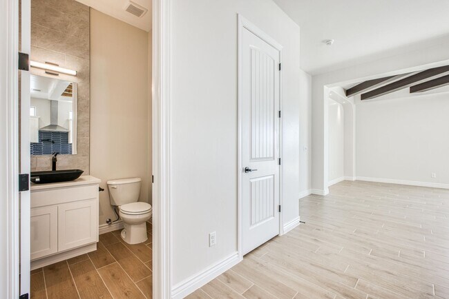 Building Photo - Beautiful East side House 4 bed-2.5 baths, part of The Overlook Casa Club that includes Swimming ...