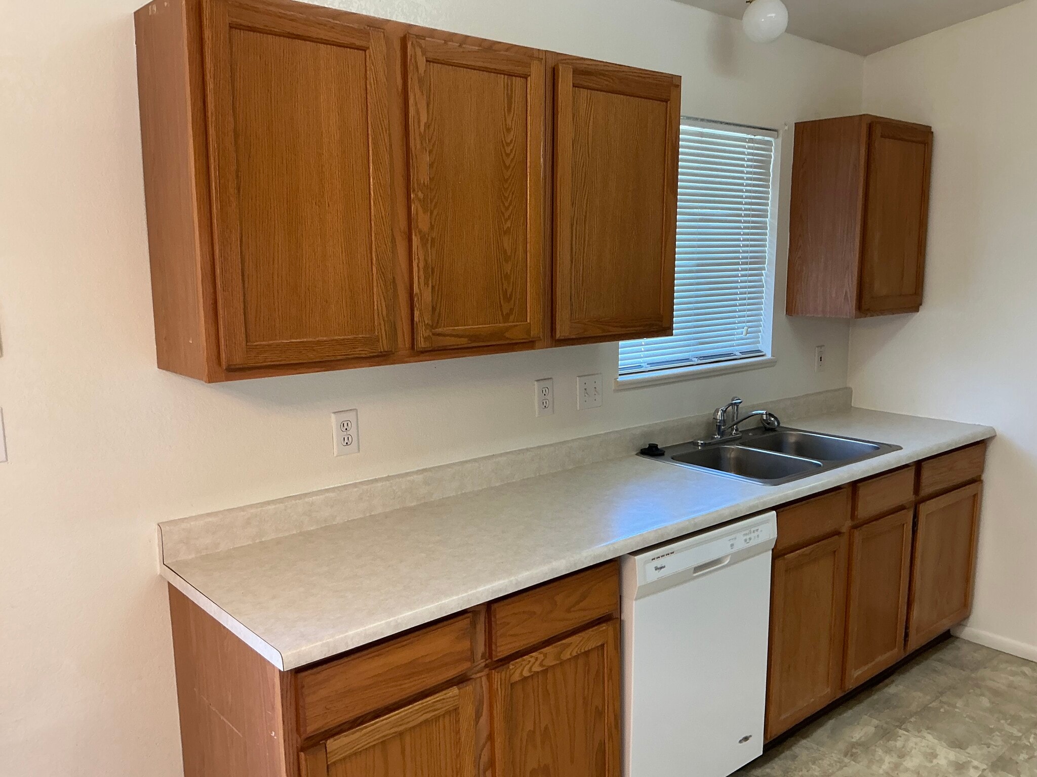 Building Photo - 612 Round Table Rd