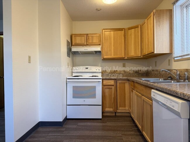 Building Photo - 320 6th St S