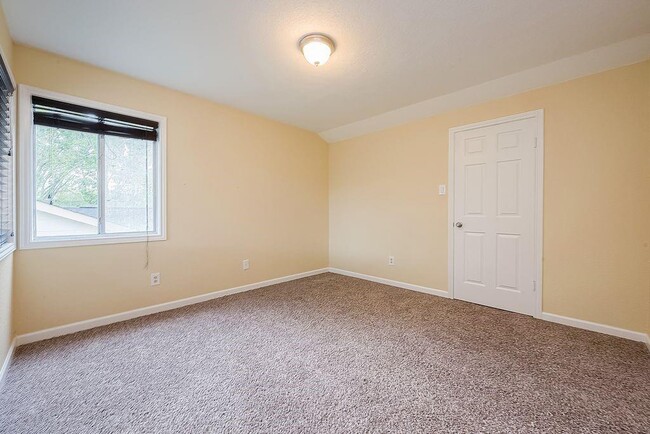 Building Photo - 2039 Shorewood Ln