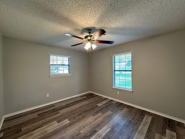 Building Photo - Cozy Elegance: Beautiful 2 Bed, 2.5 Bath H...