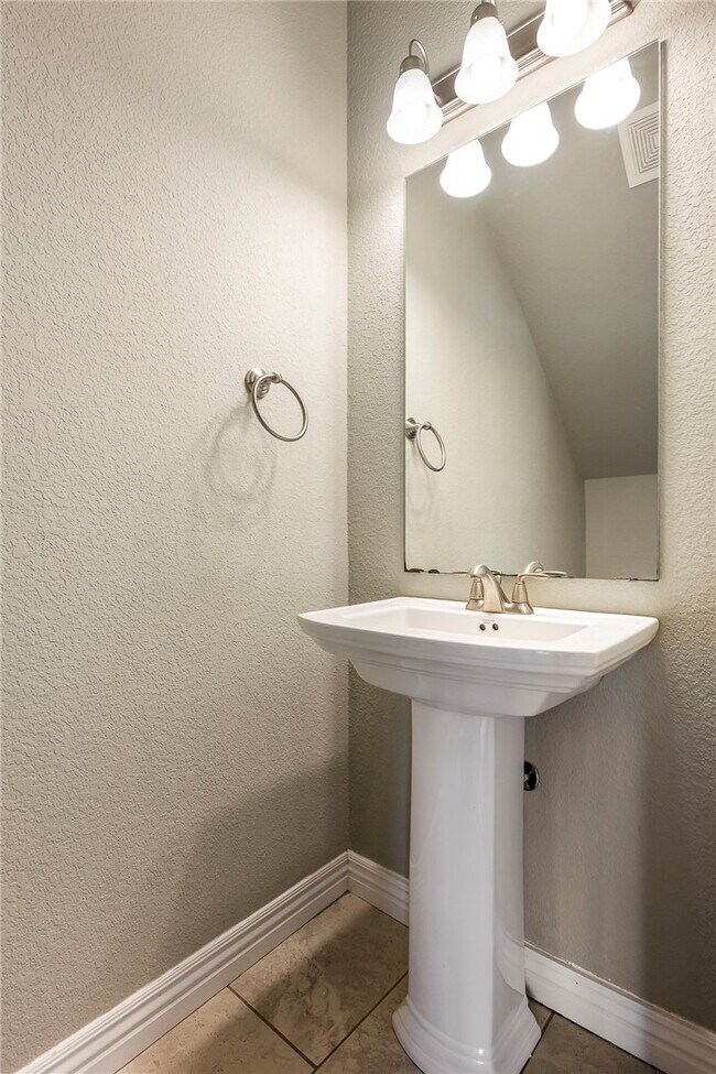 Building Photo - 121 Carrington Ave