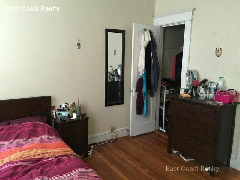 Building Photo - 221 Kelton St