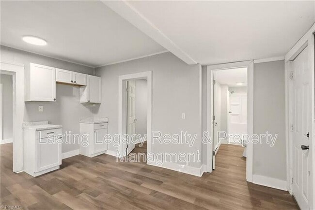 Building Photo - 2051 Bloomfield Dr