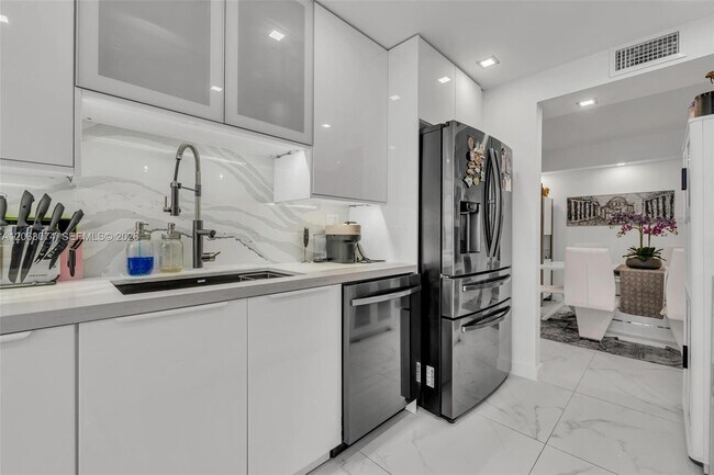 Building Photo - 18071 Biscayne Blvd