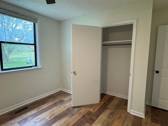Building Photo - 112 William Dr