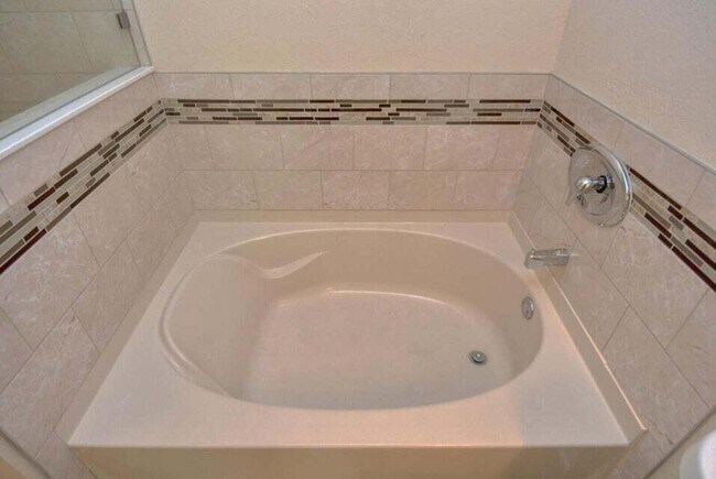 Building Photo - 110 SW Peacock Blvd