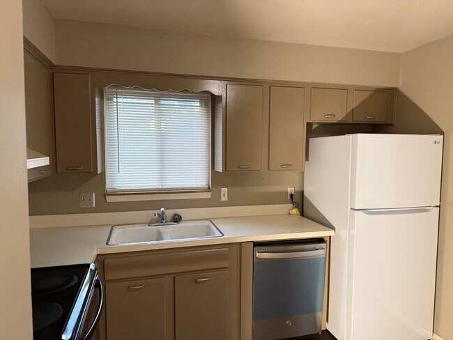 Building Photo - COMING SOON: Stunning 2-Bed/1 Bath Duplex ...