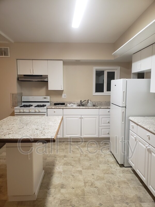 Building Photo - 1508 W Sharp Ave