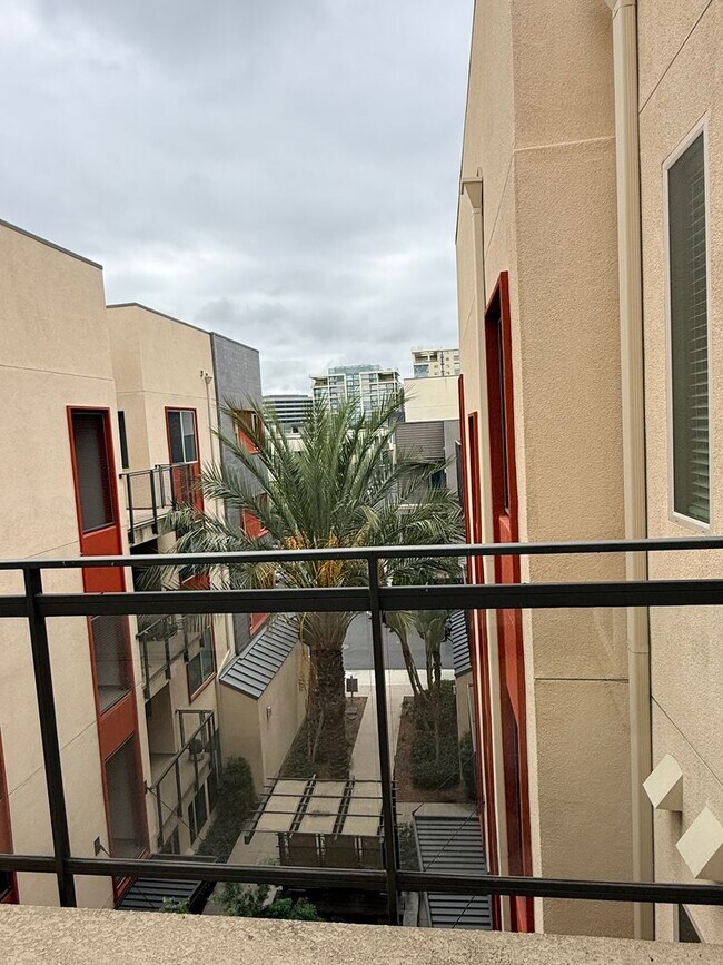 Building Photo - Newer 2 bedroom 2 bath luxury SMART HOME c...