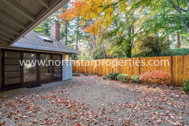 Building Photo - Charming One Level Lake Oswego