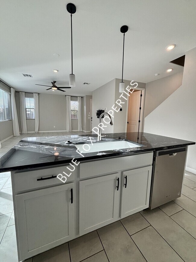 Building Photo - 1048 E Descent St