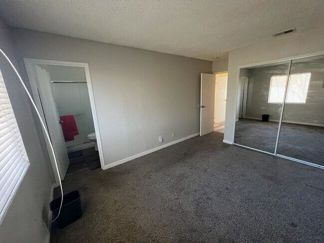 Building Photo - STUNNING 4BD/2BA SINGLE STORY IN HENDERSON. NO HOA!!