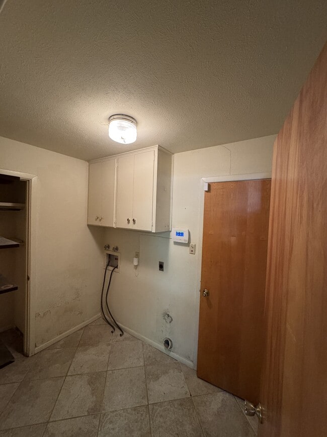 Building Photo - 2201 Barnett Dr