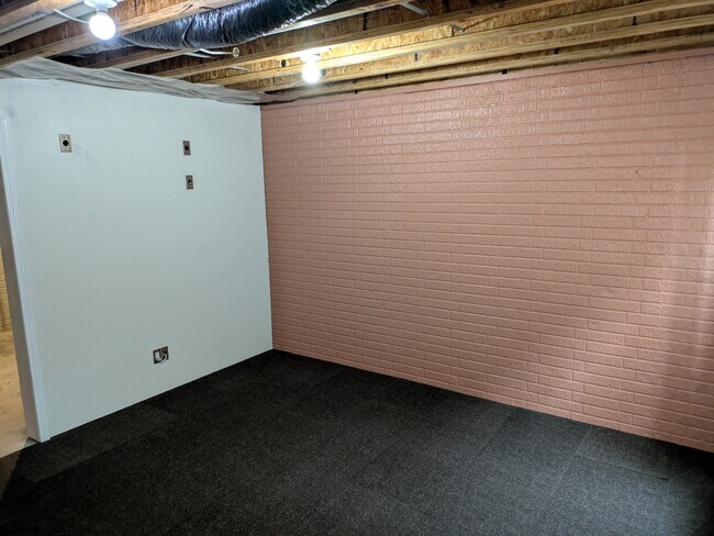 Building Photo - 2410 Eaton Ave
