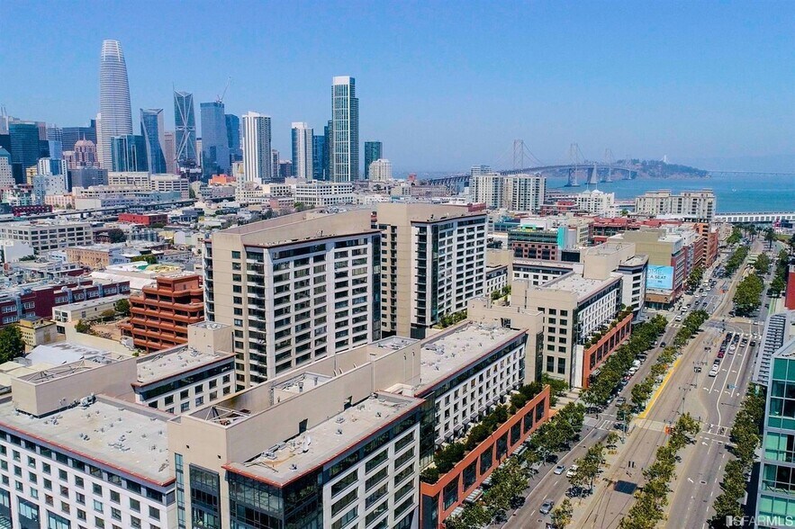 Birds-eye view of the neighbohood - 250 King St