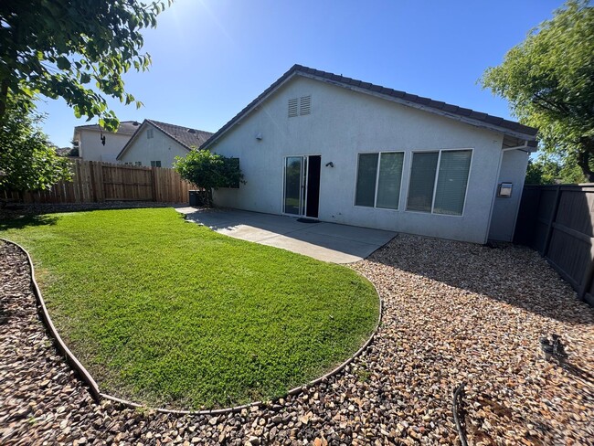 Building Photo - Stonelake Community - Four Bedroom!