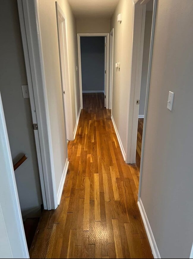 Building Photo - Spacious 4 Bed 1.5 Bath House