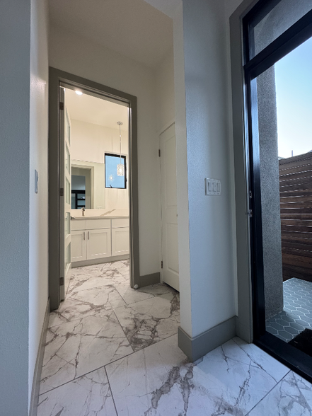 Building Photo - 15120 La Maida St