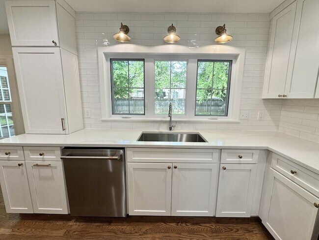 Building Photo - 1370 Buckingham Cir