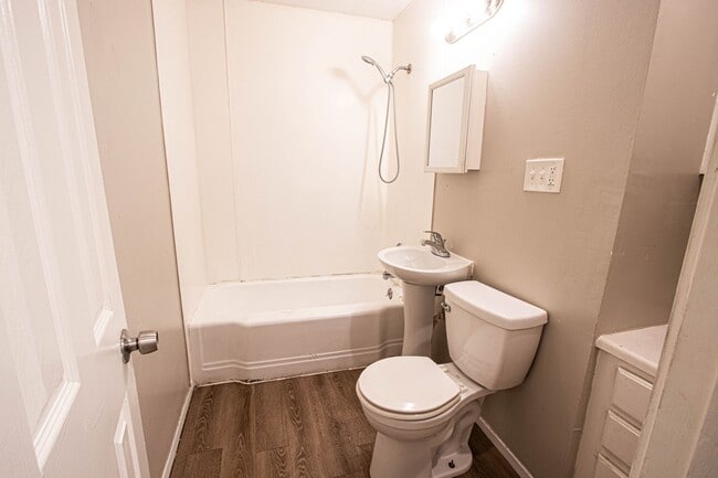 Building Photo - $500 off 1st full months rent. 3 Bedroom/1...