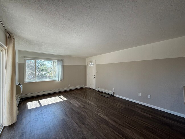 Building Photo - MOVE-IN READY!! 2 bed 2 bath Lakewood Condo