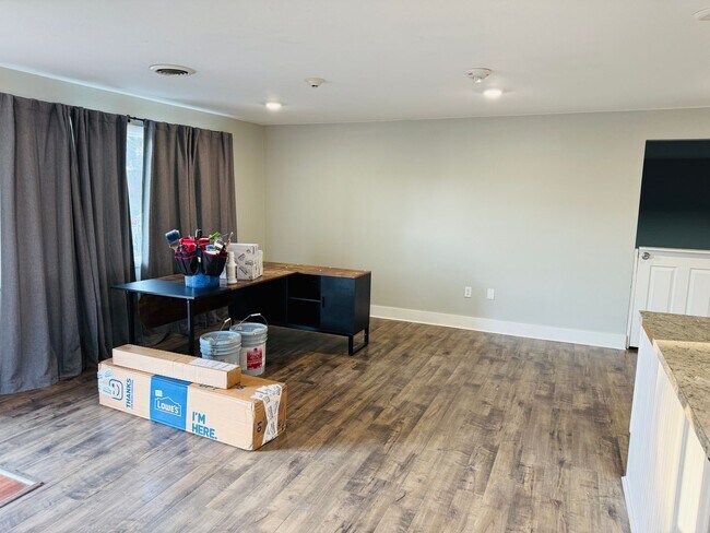Building Photo - West End Location, Perfect for Daycare Cen...