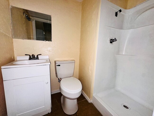 Building Photo - Cozy, affordable and conveniently located Studio