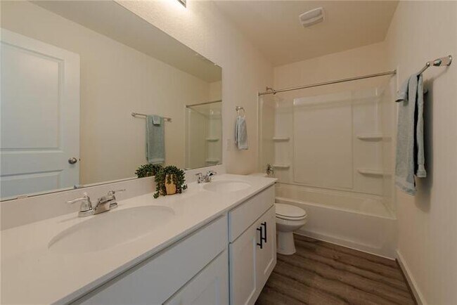 Building Photo - Beautiful townhome/condo located in Pfluge...