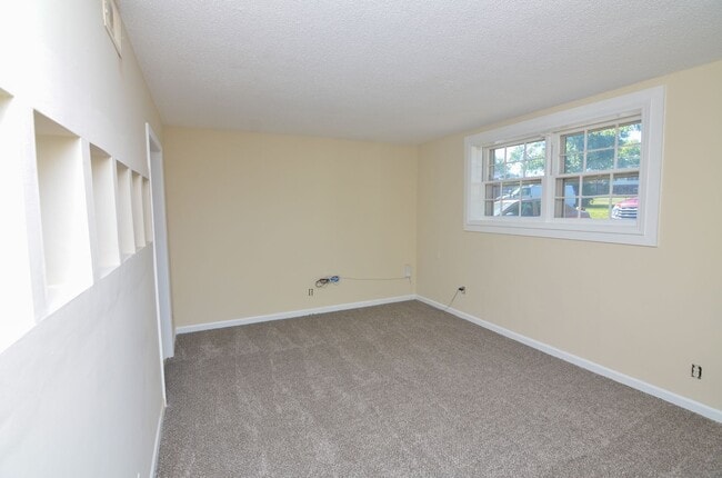Building Photo - 708 Heidi Ct