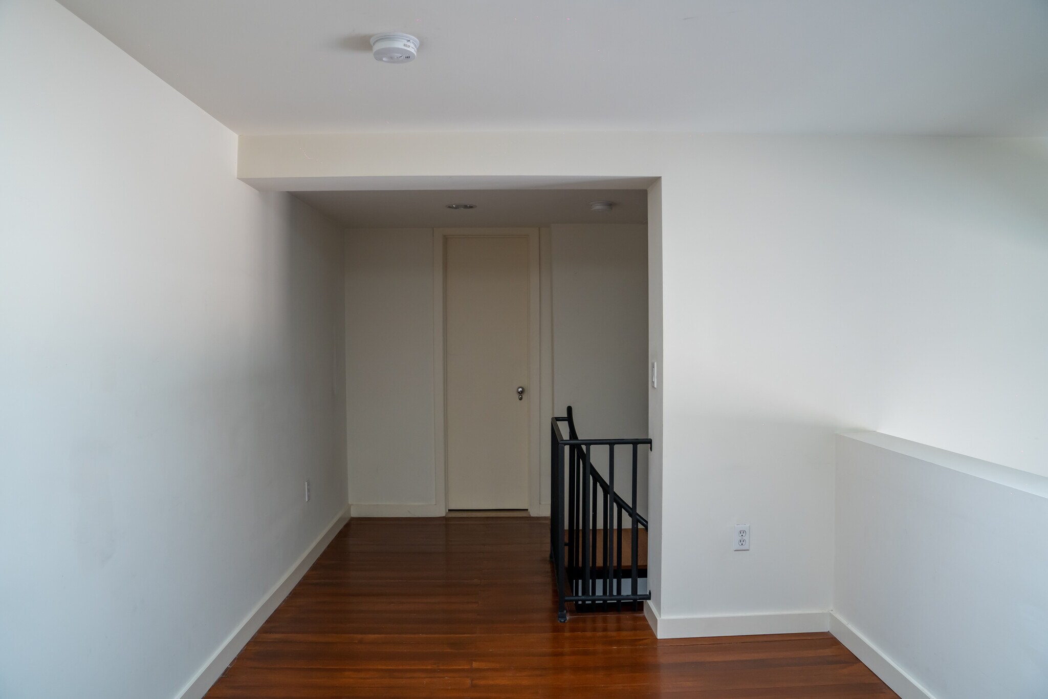 Building Photo - 257 S Spring St