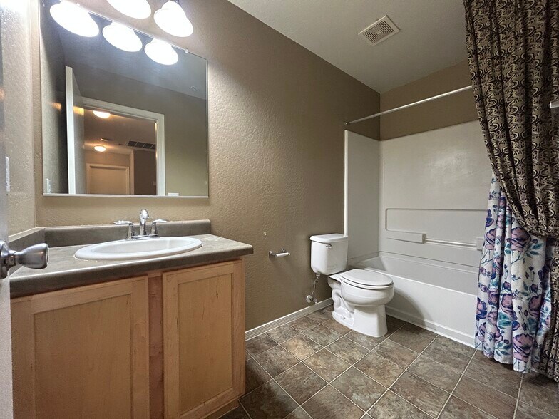 Building Photo - 8111 W Lynwood St