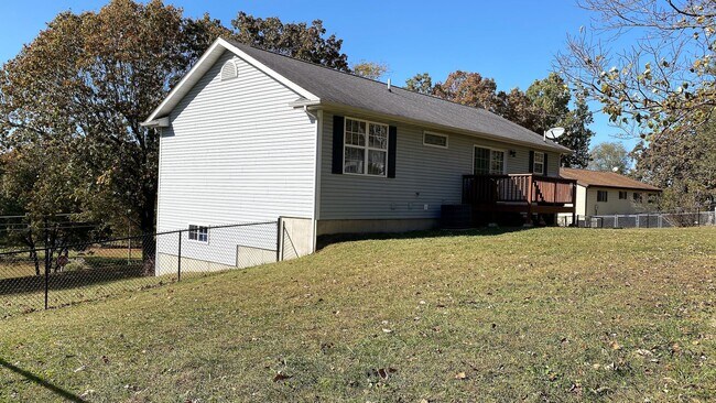 Building Photo - Gorgeous 3 Bedroom, 2 Bathroom Split Level...