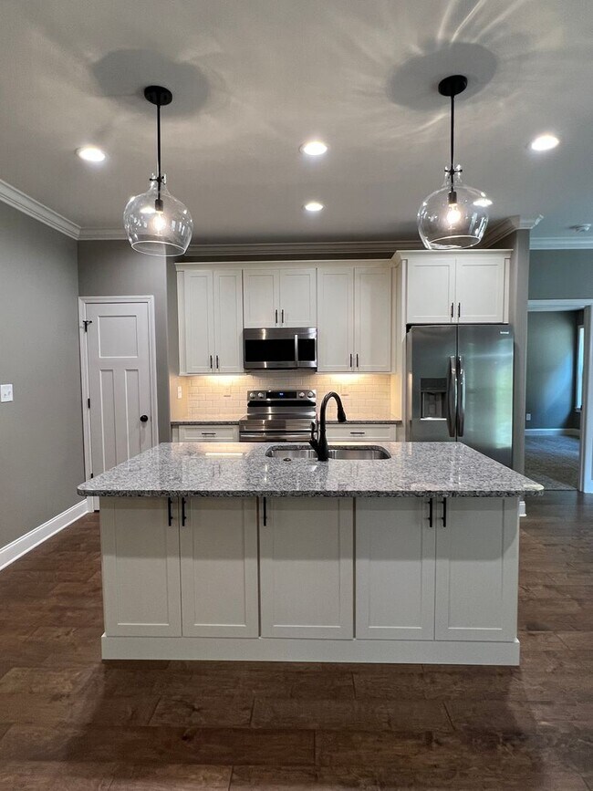 Building Photo - Lenoir City 37771 - Available 6/1/26, 3 bedroom, 2 bath home - Contact Chad Weeks (865)567-6193