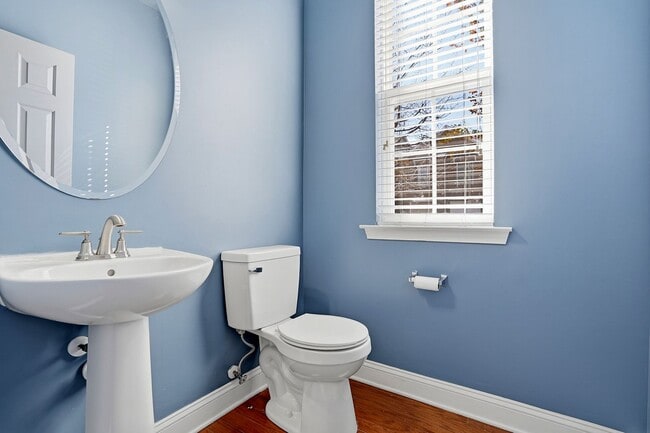 Building Photo - ABSOLUTELY GEORGOUS 2 STORY TOWNHOUSE IN POOL COMMUNITY!