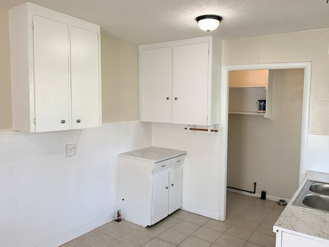 Building Photo - Cozy 2 bedroom home