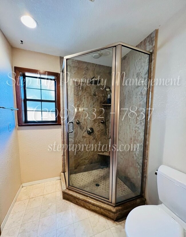 Building Photo - 2 Bedroom 2 Bath Home With Bonus Room off Racetrack!!!!