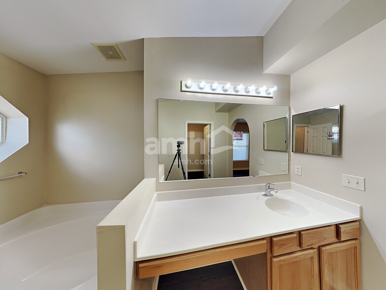 Building Photo - 4045 Half Moon Cir