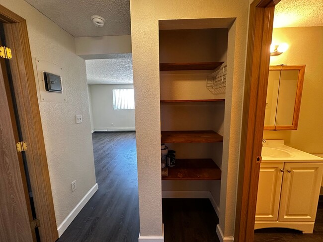 Building Photo - Updated 2bed/1bath Condo at Castle Place