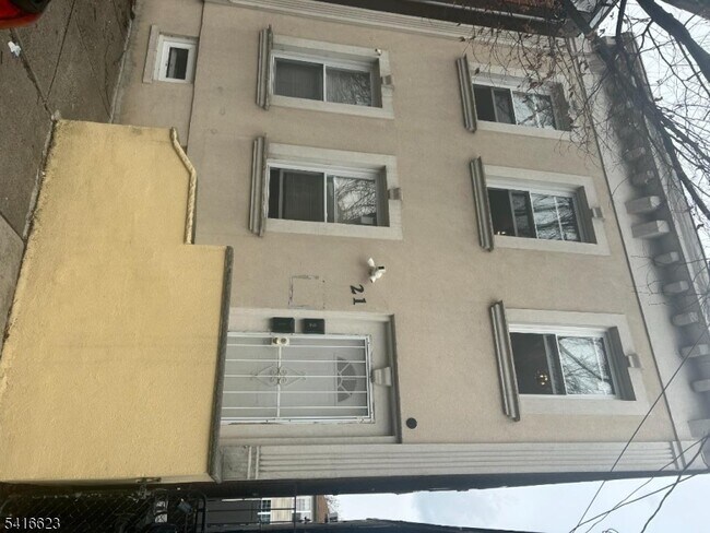 Building Photo - 21 Tillinghast St