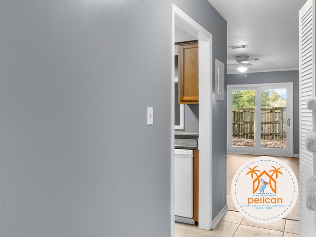 Building Photo - Bright townhome in the heart of Pensacola