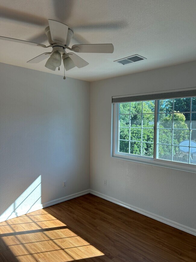 Building Photo - 204 Toyon Ln