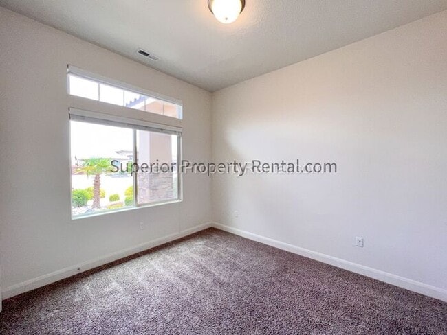 Building Photo - 4 bed, 2.5 bath home w/2 car garage