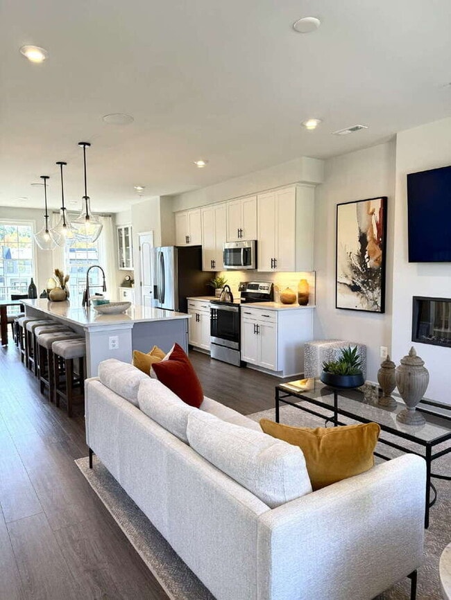 Building Photo - Modern 3-Bedroom Bethany Model Condo in Co...