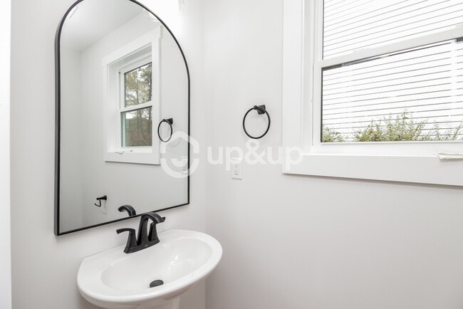 Building Photo - Fantastic 2bd/2ba home! Let yourself in!
