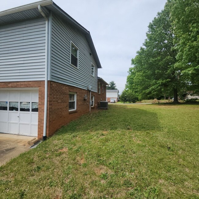Building Photo - Cute and Cozy Split Level House FOR RENT i...