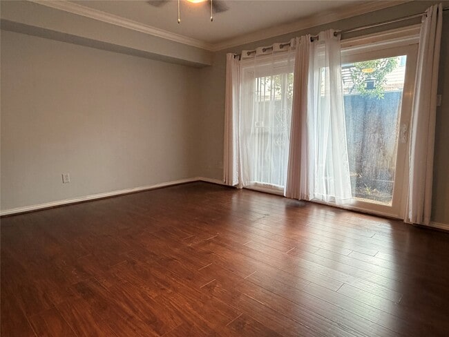 Building Photo - 537 N Post Oak Ln
