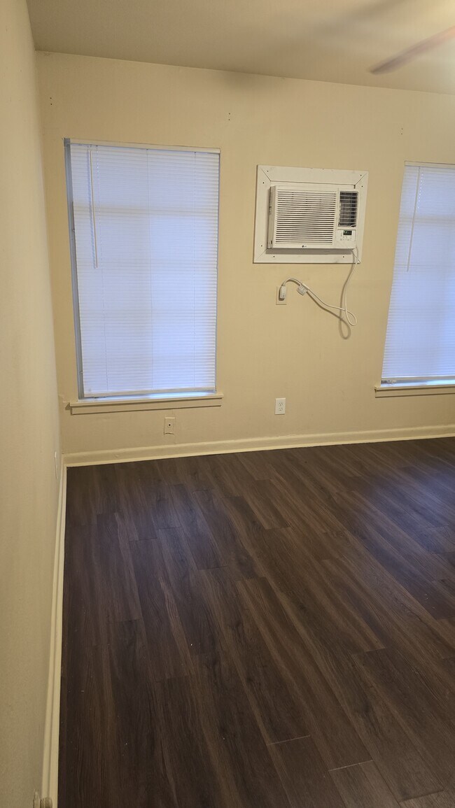 Building Photo - 443 Fargo Ave